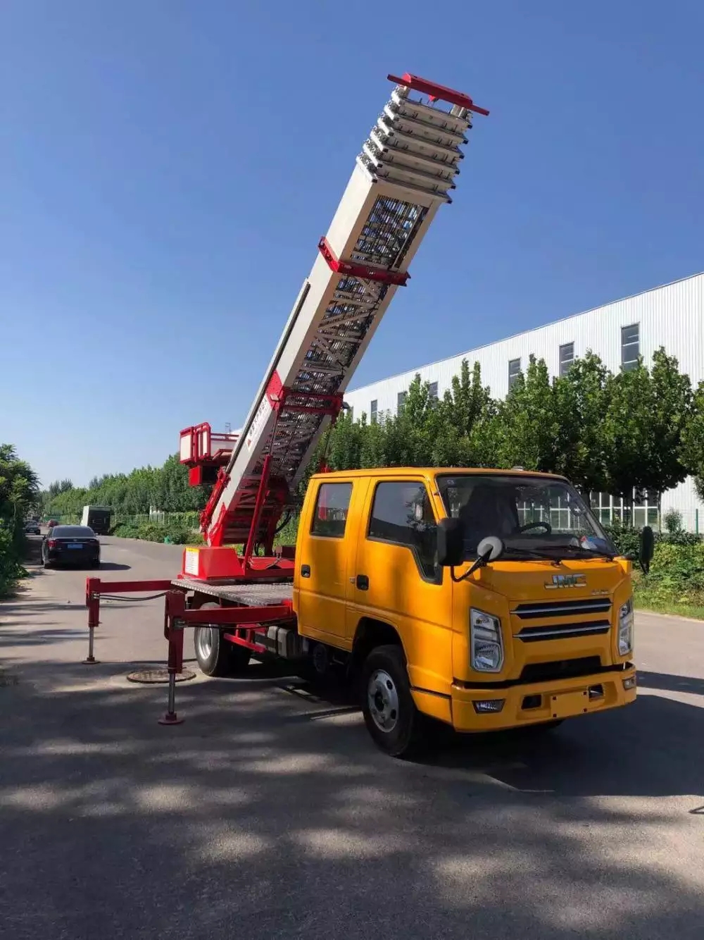 东兴附近的云梯车出租服务：轻松解决高空作业需求