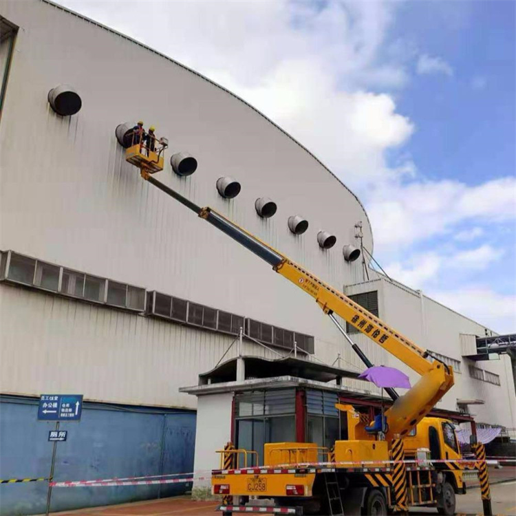 东兴高空作业车出租服务：专业广告牌安装解决方案