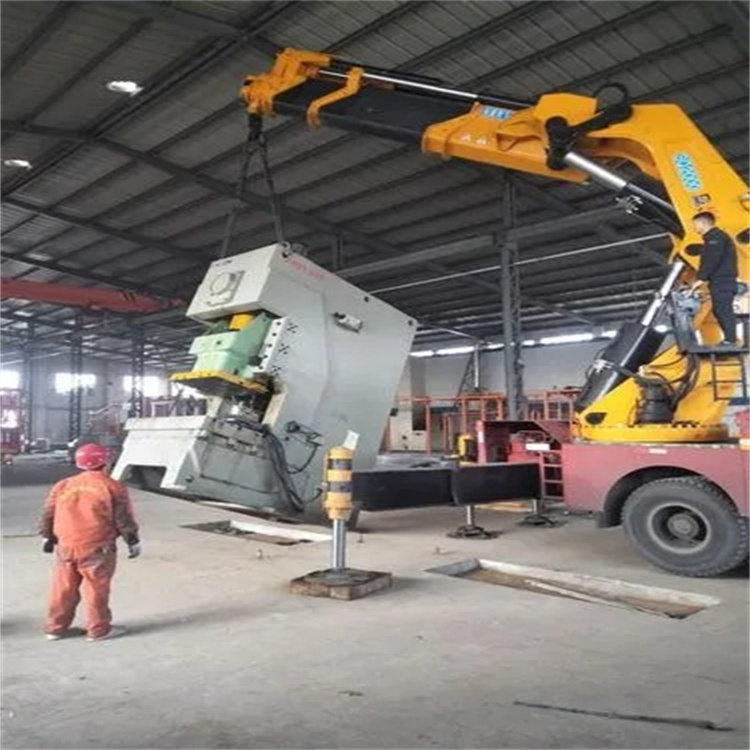 东兴80吨折臂吊车出租附近电话