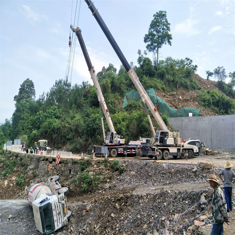 东兴汽车掉沟里叫吊车救援要多少钱