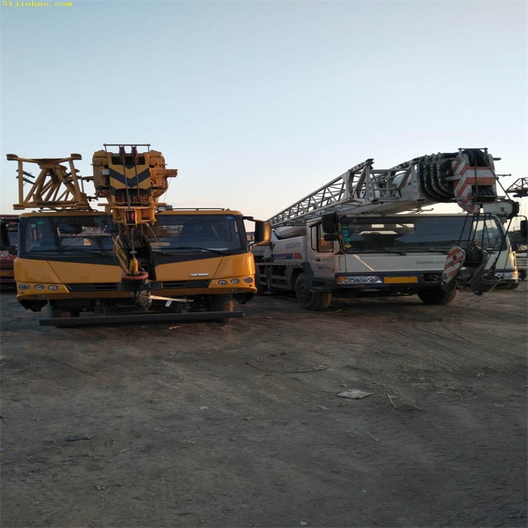 东兴吊车吊挖机正确办法