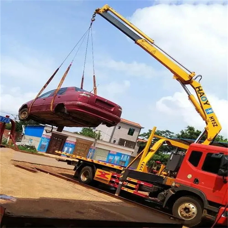 东兴吊车吊汽车的正确方法